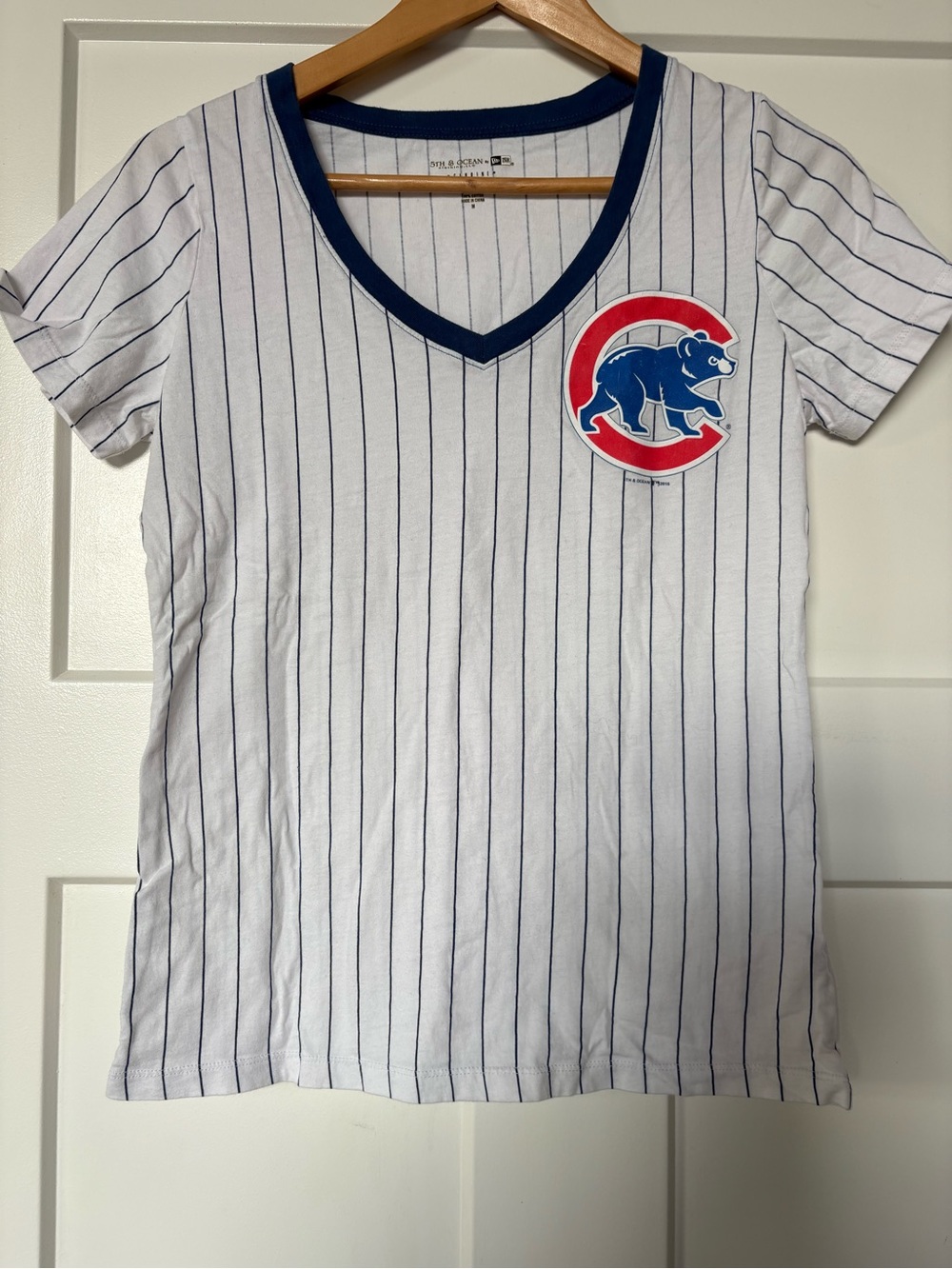 Cubs Women’s V-Neck T-Shirt Size Medium